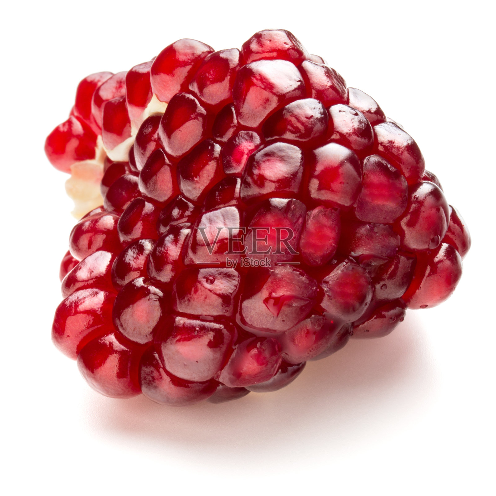 成熟的石榴果段孤立在白色背景上切出照片摄影图片
