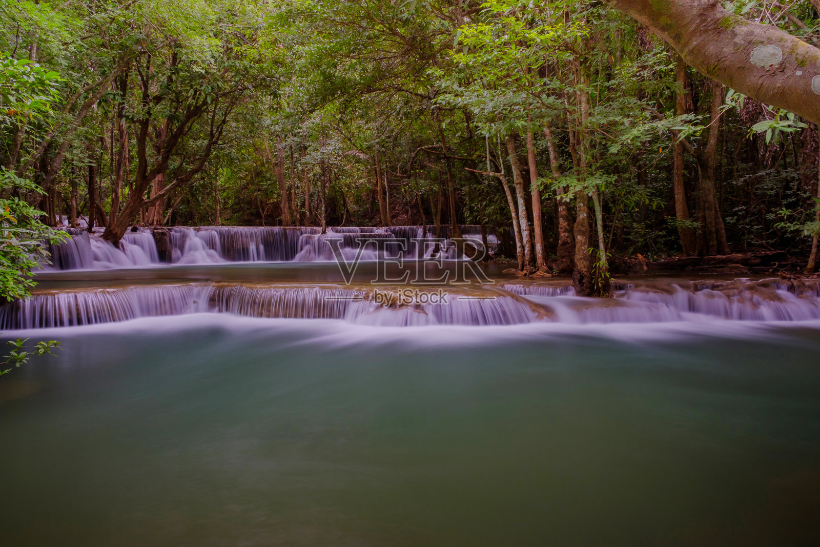 美丽的泰国瀑布。照片摄影图片