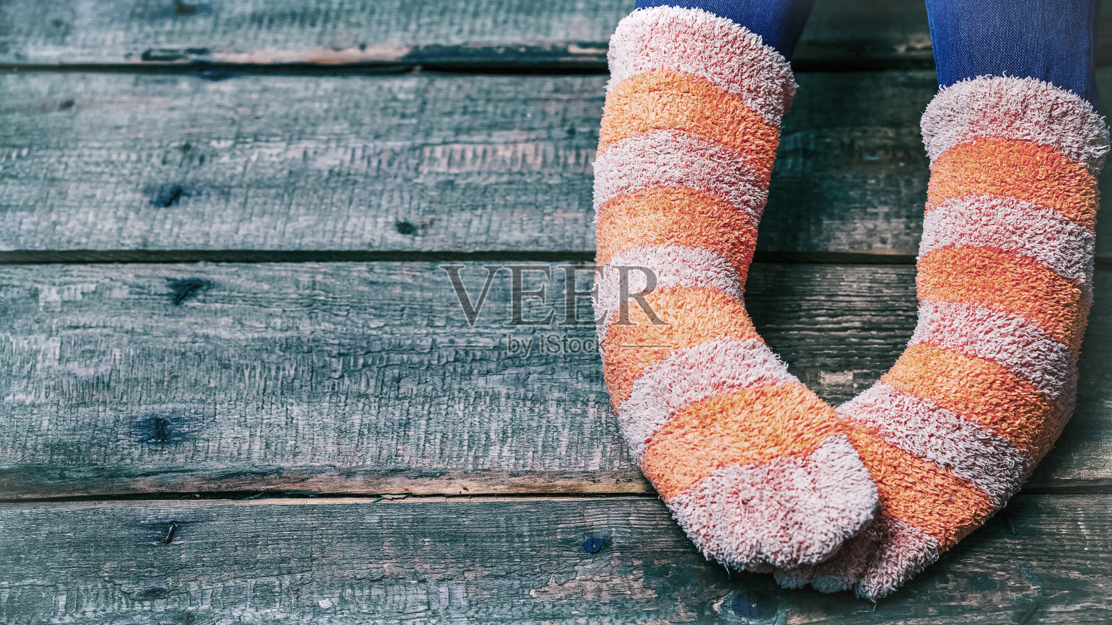 脚穿袜子照片摄影图片