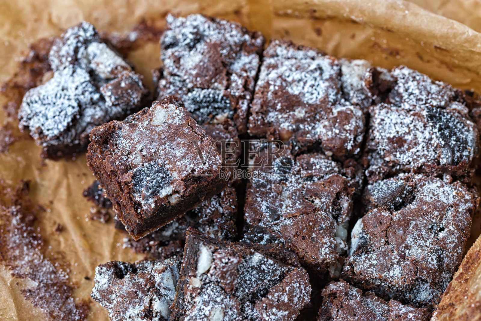 新鲜出炉的美味自制曲奇和奶油布朗尼照片摄影图片