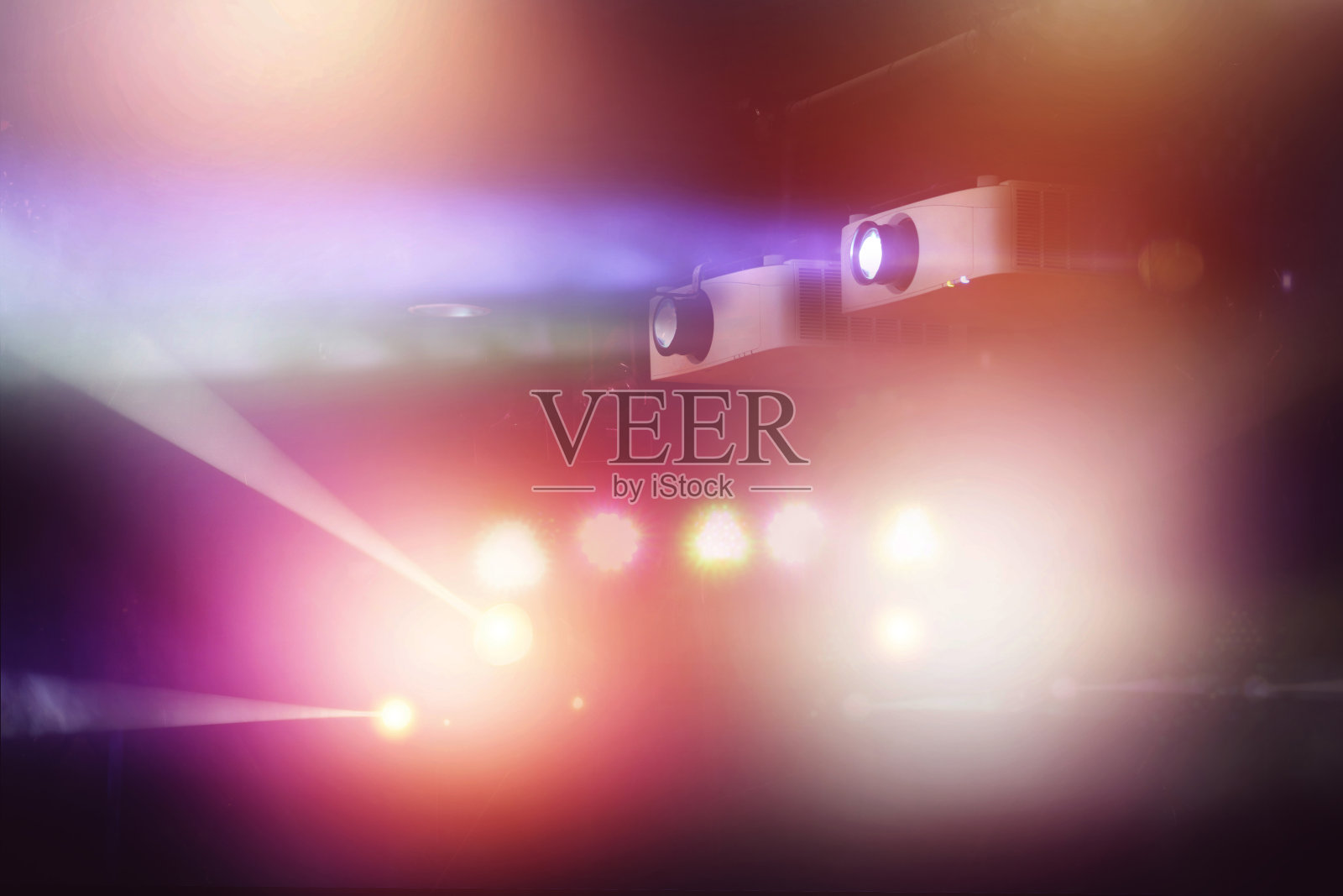 夜总会的投影机和彩色光束照片摄影图片