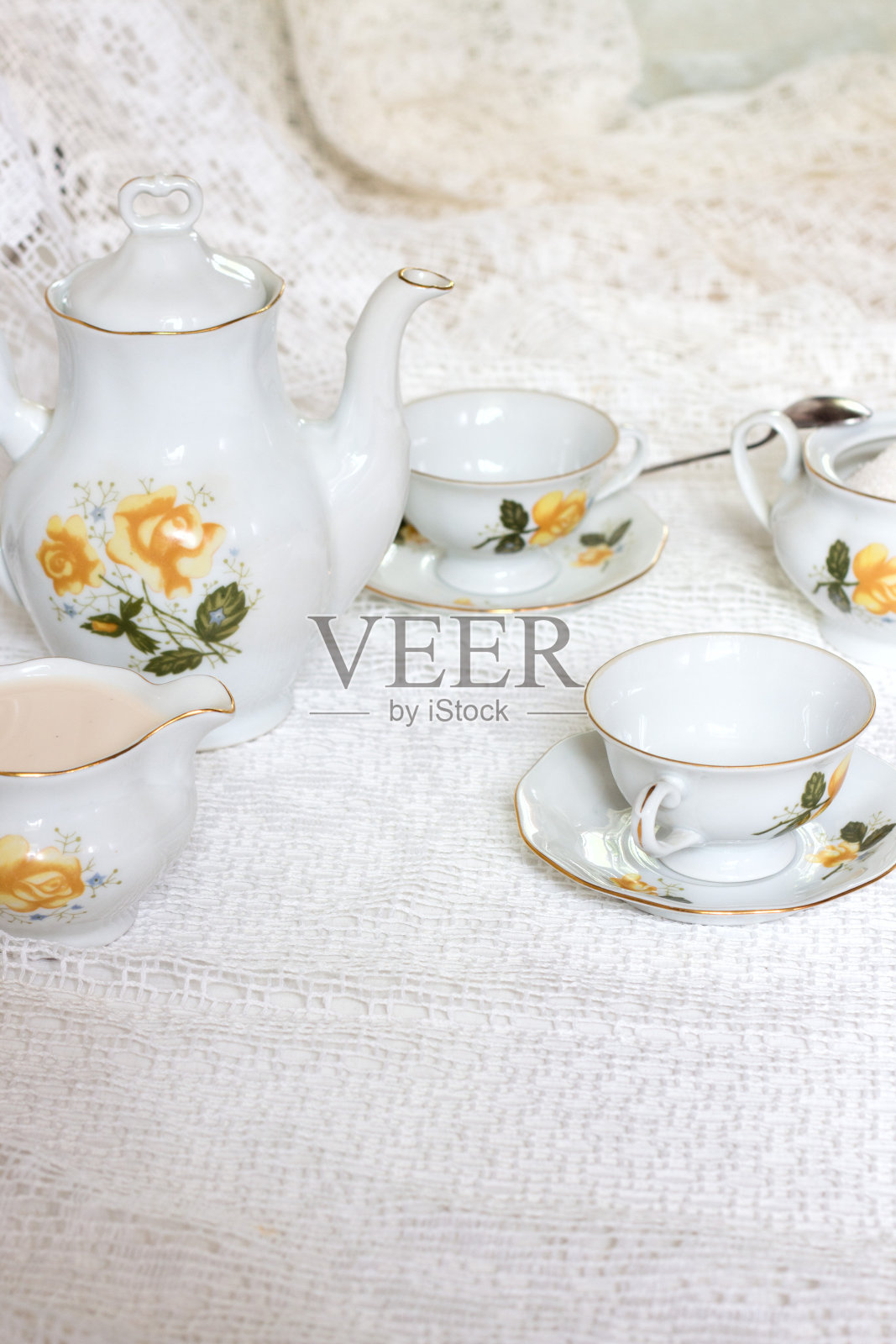 古董茶具与糖和牛奶在白色桌子上特写照片摄影图片