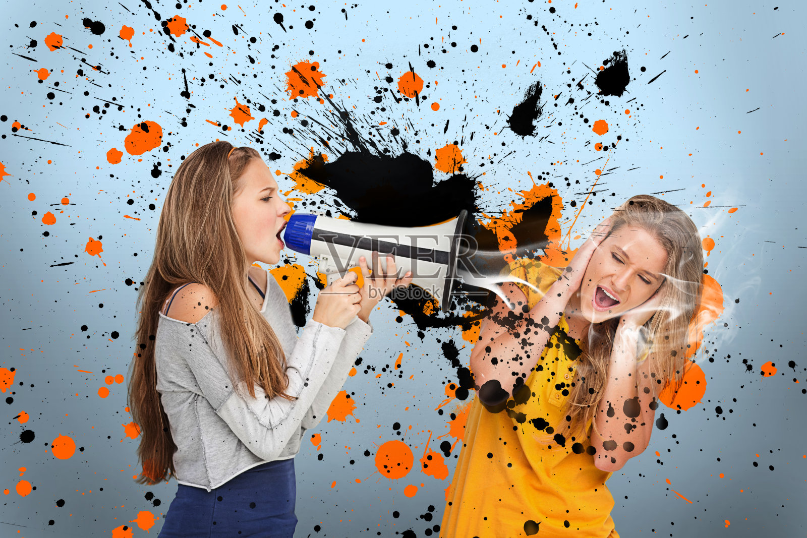 女孩对着另一个女孩大喊大叫，用扩音器捂着耳朵照片摄影图片