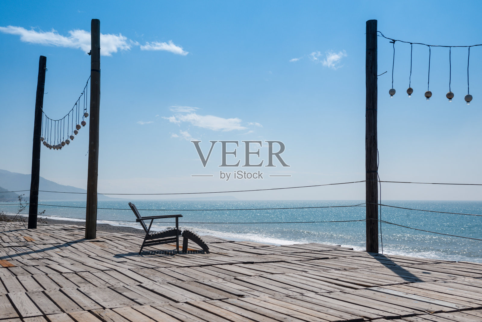 沙滩景观舞台上的木椅照片摄影图片