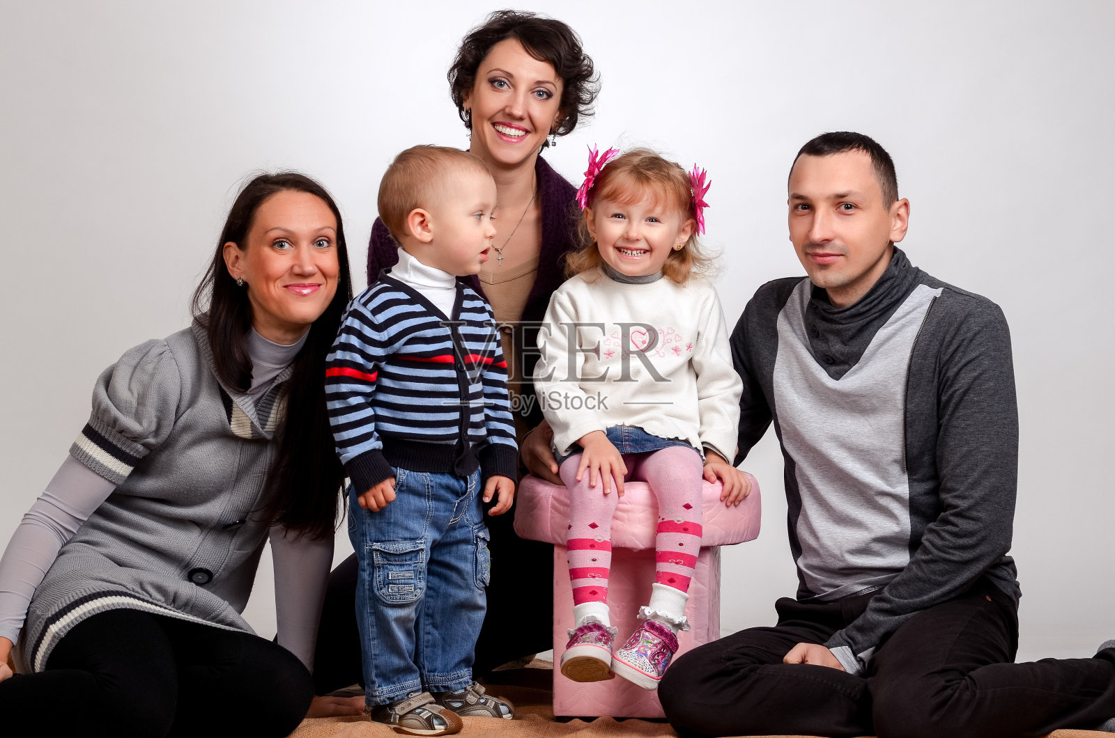 幸福的家庭。母亲，妇女和孩子，小女孩和男孩坐在那里照片摄影图片