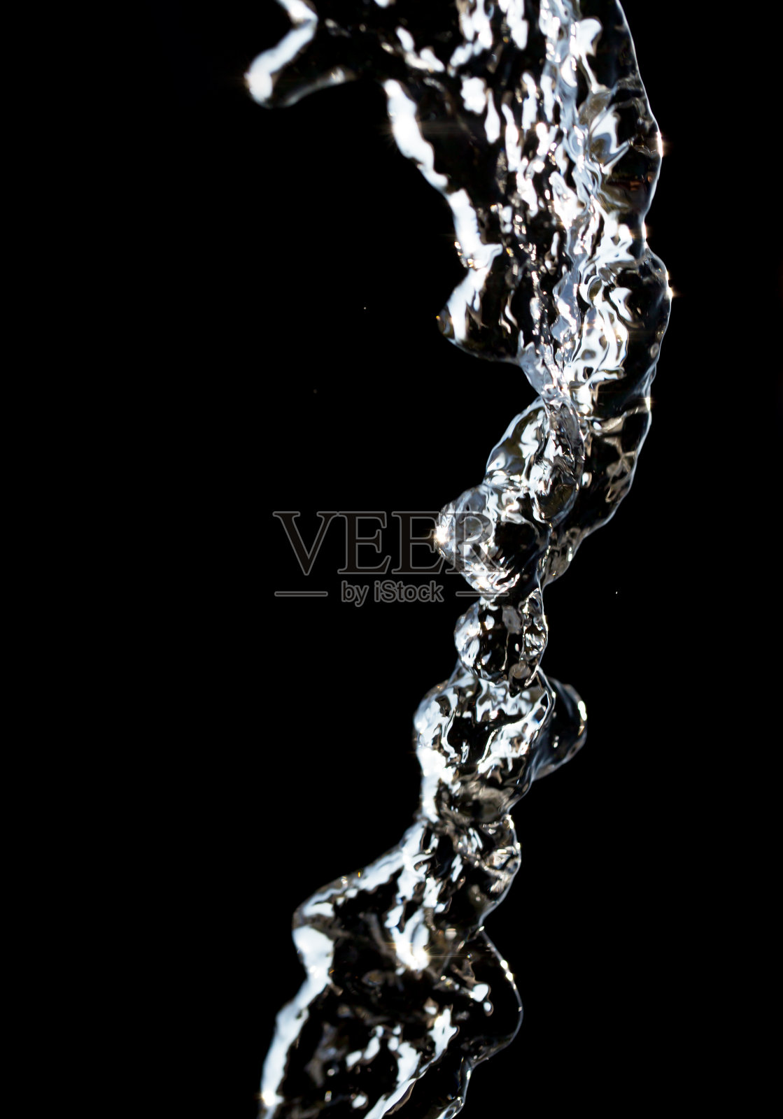 黑色背景上的水流照片摄影图片