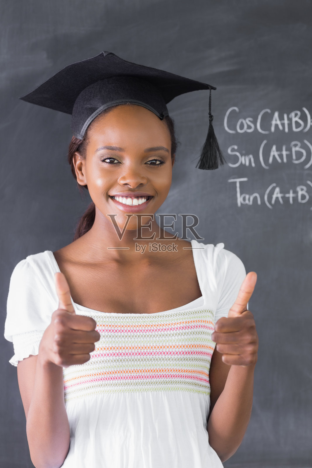 学生戴着帽子照片摄影图片