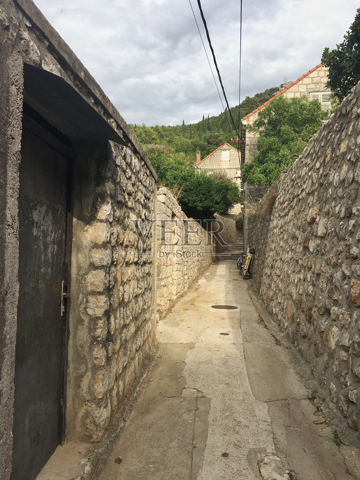 克罗地亚洛普岛的小巷照片摄影图片