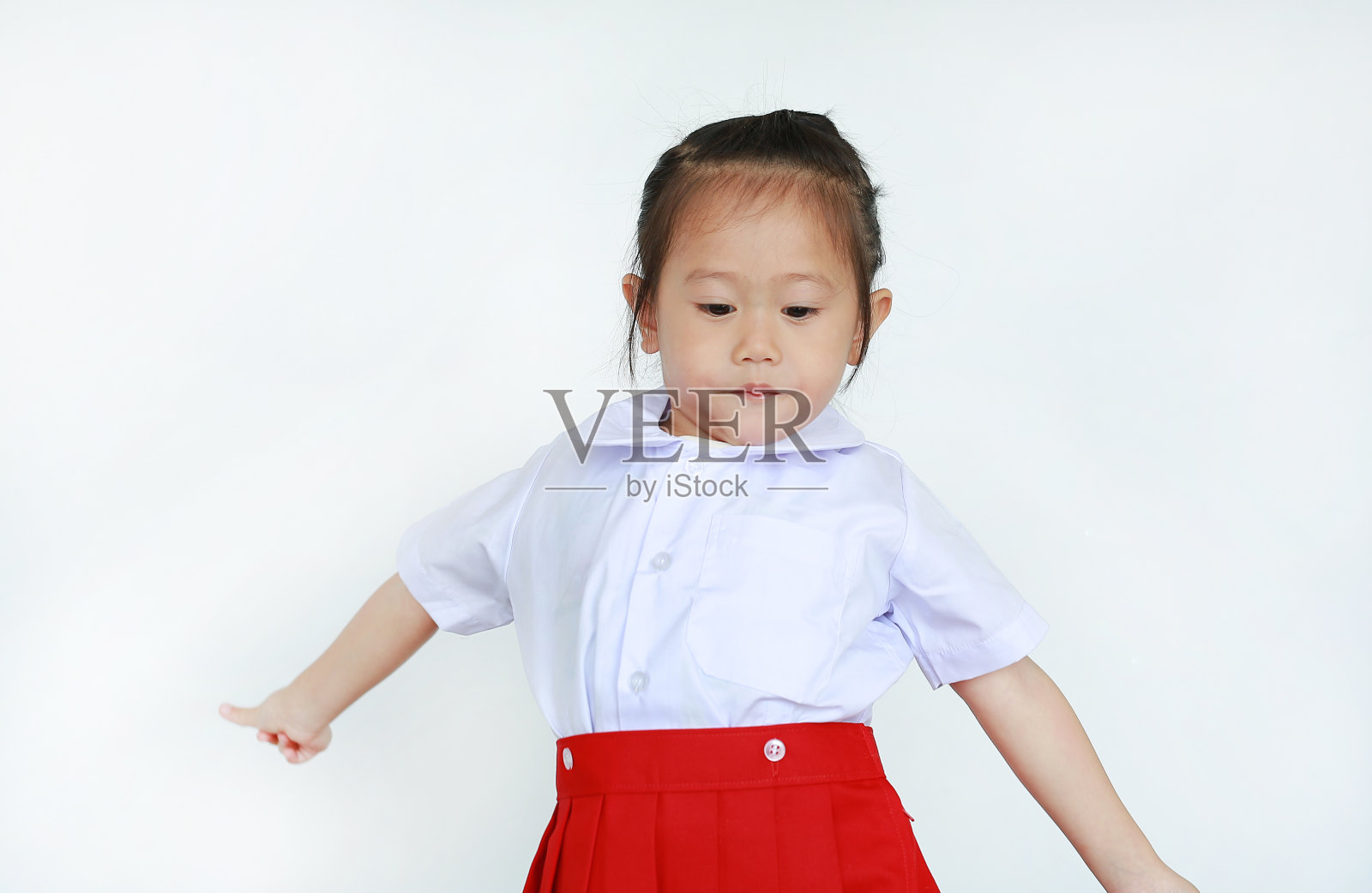 在白色背景上孤立的亚洲孩子的校服肖像。照片摄影图片