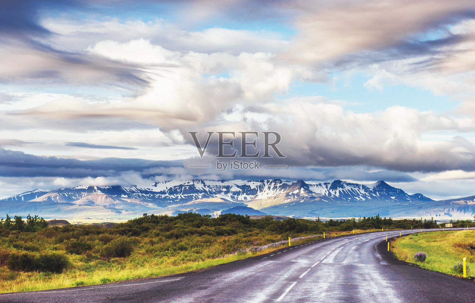 通往冰岛山区的柏油路照片摄影图片