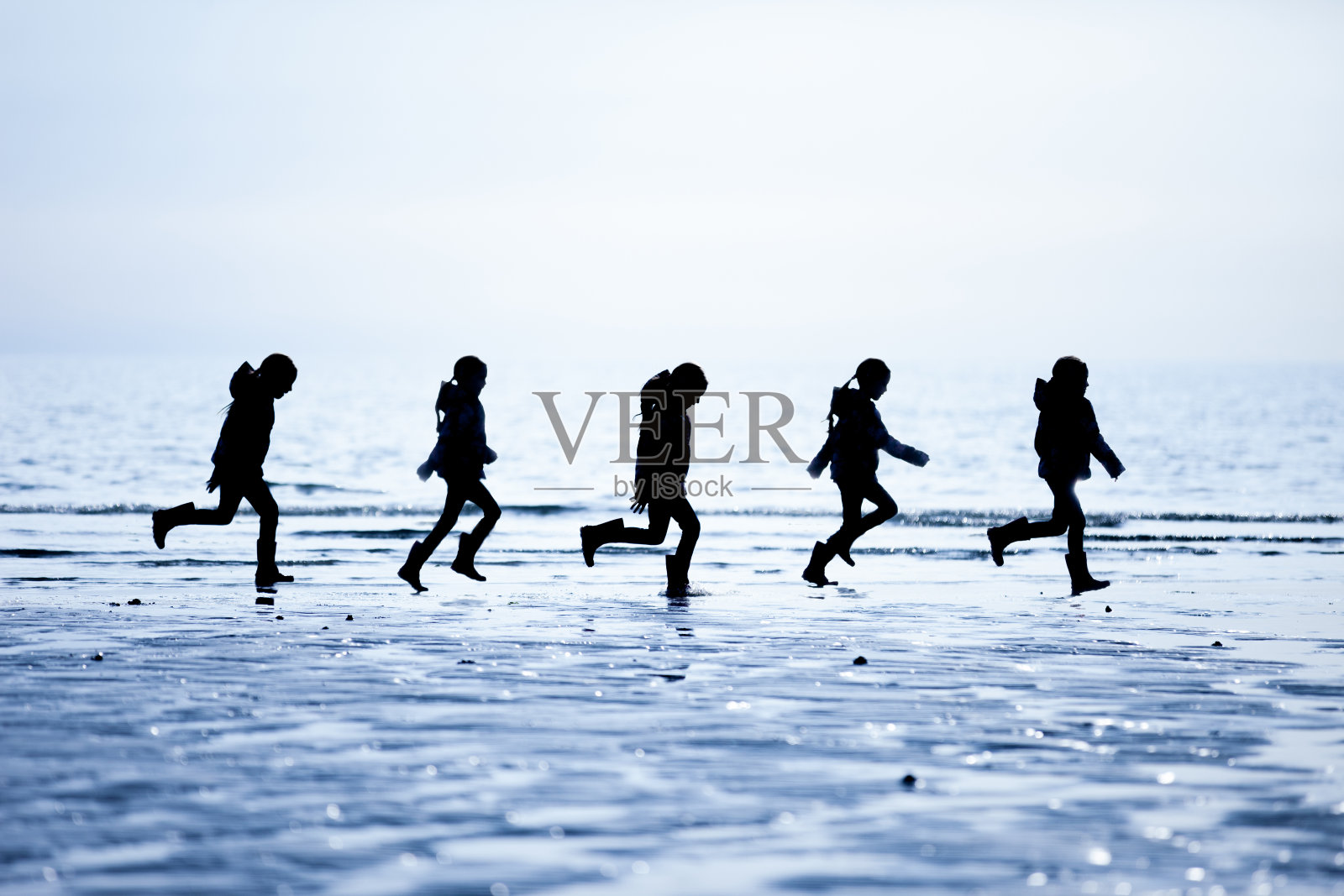 小女孩在海滩上跑在低潮-合成图像照片摄影图片