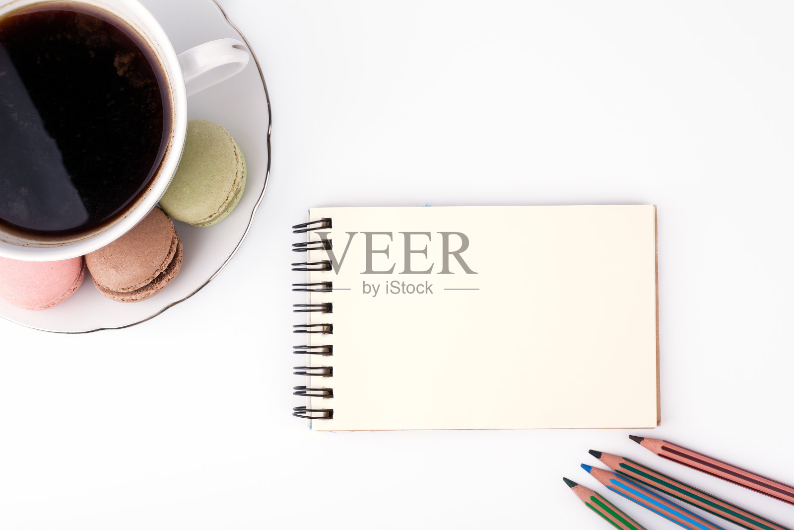 蛋糕马卡龙咖啡本子彩色铅笔营销素材照片摄影图片