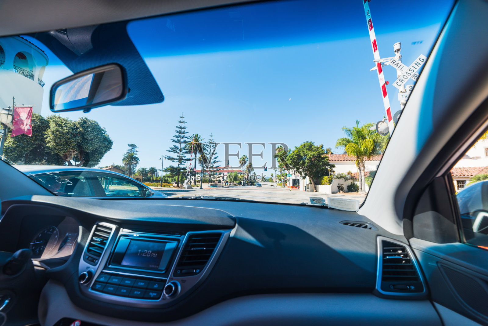 开车穿过圣巴巴拉照片摄影图片