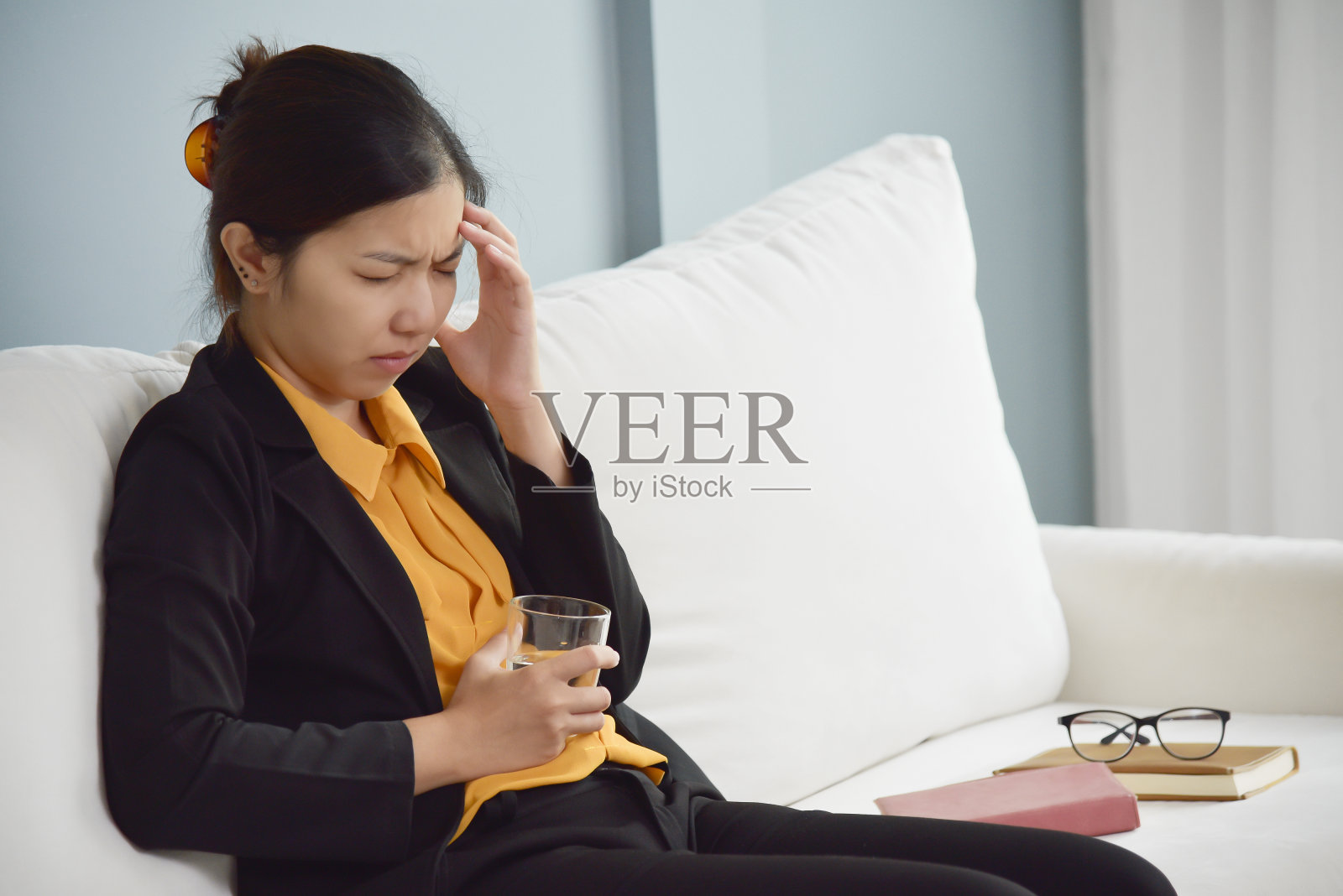 亚洲女性头痛。照片摄影图片