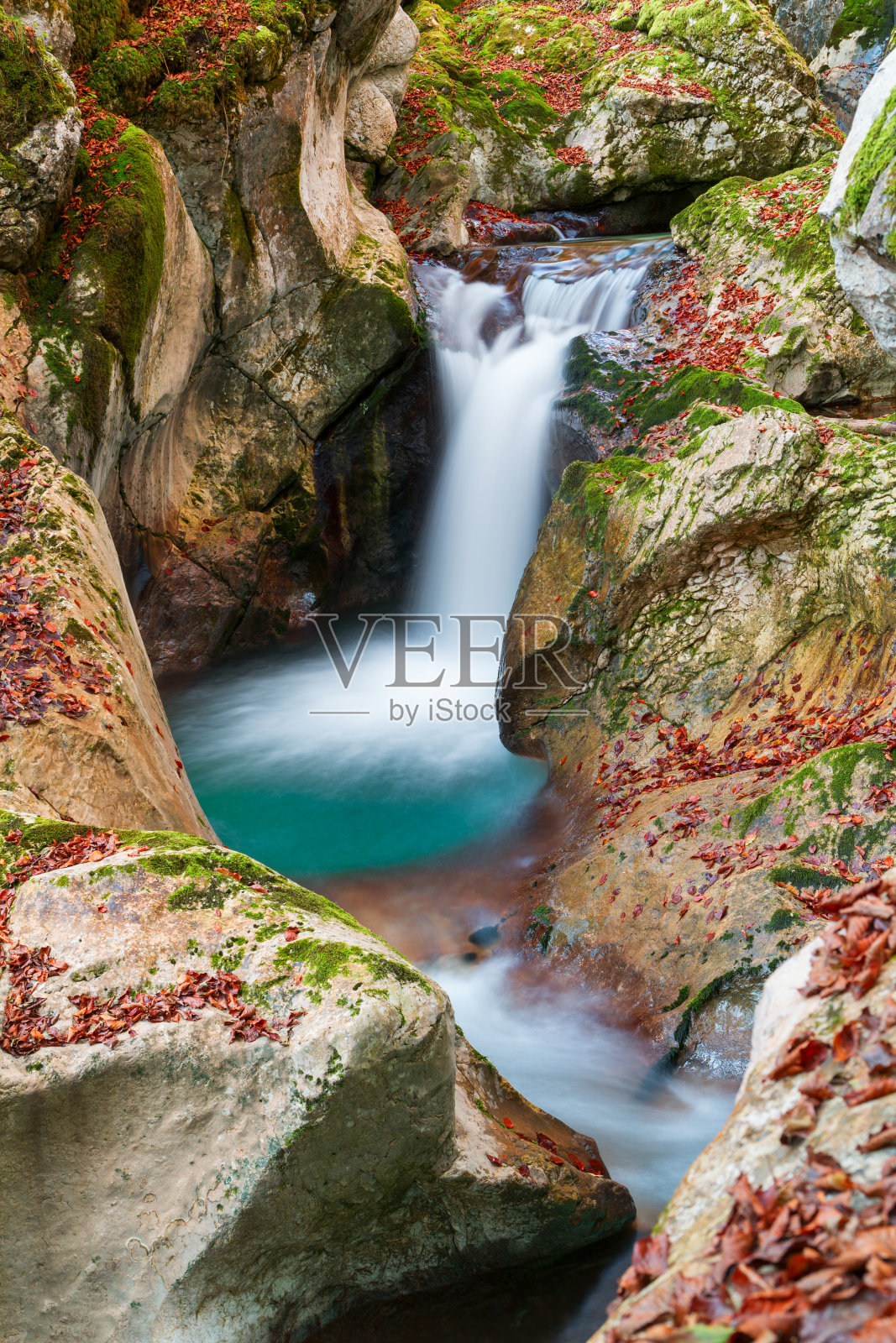 美丽的山间小溪在勒皮那山谷在秋天照片摄影图片