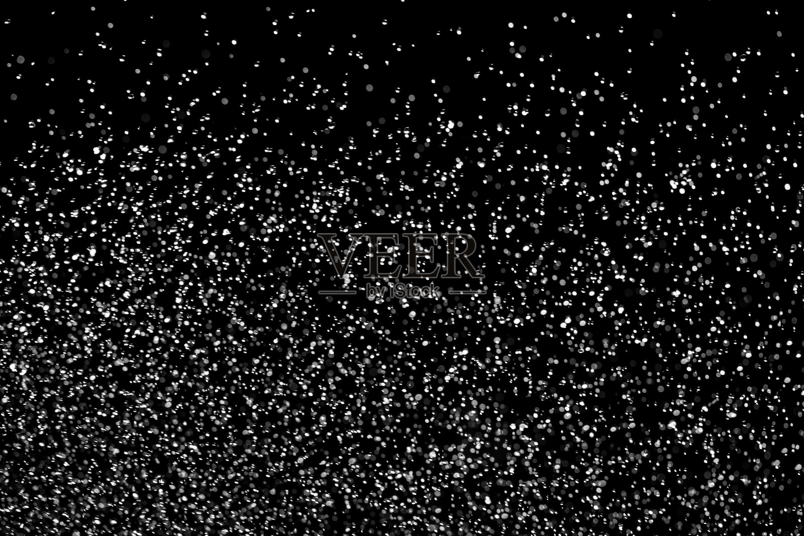 雨滴落在黑色的背景上照片摄影图片