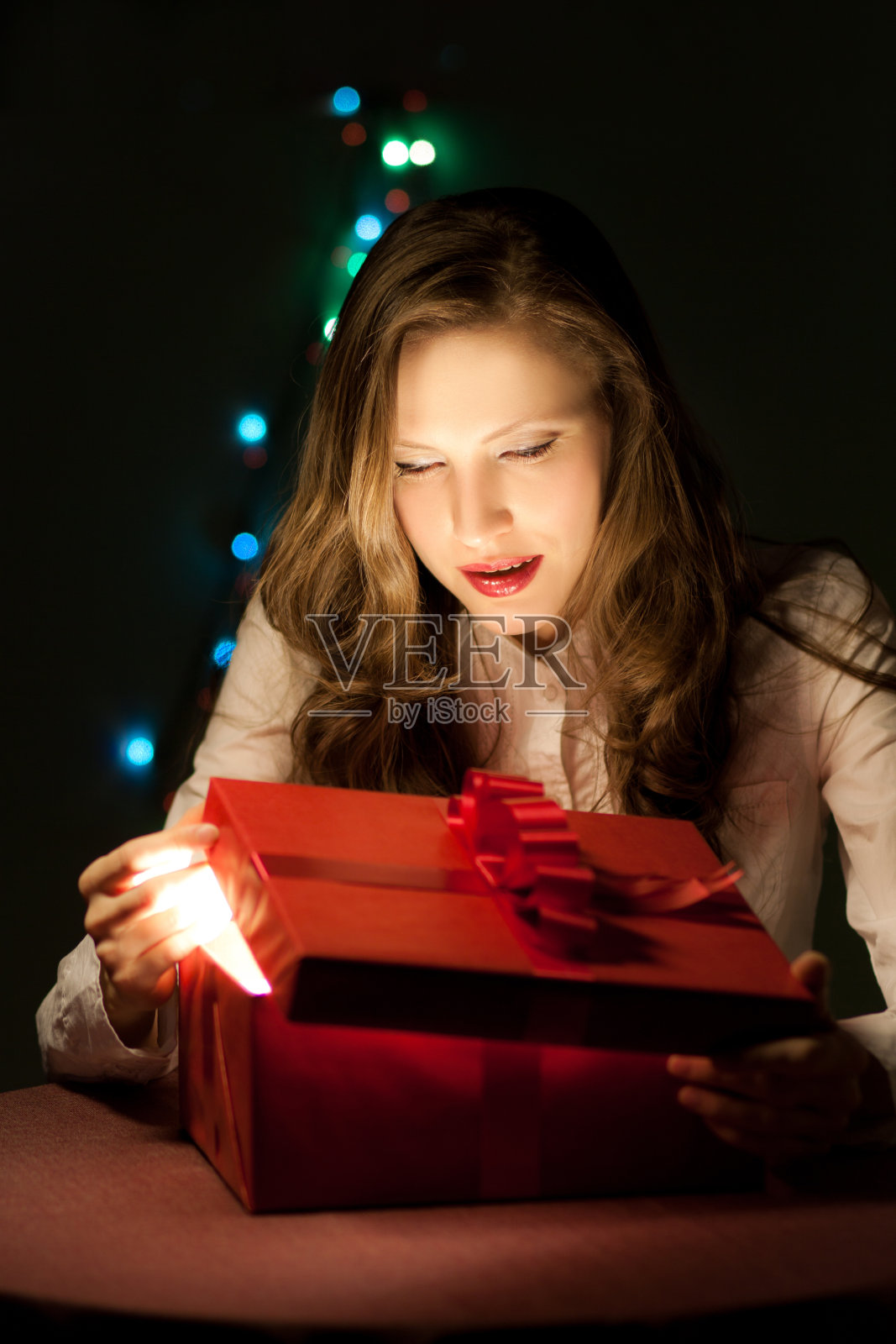 女孩打开了圣诞礼物照片摄影图片