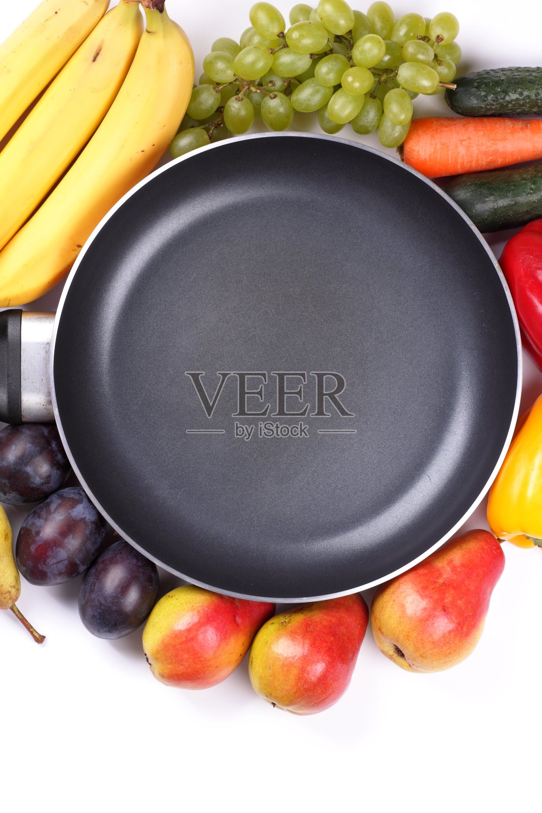水果和蔬菜围绕着一个空煎锅，并有一个地方为设计师题词照片摄影图片