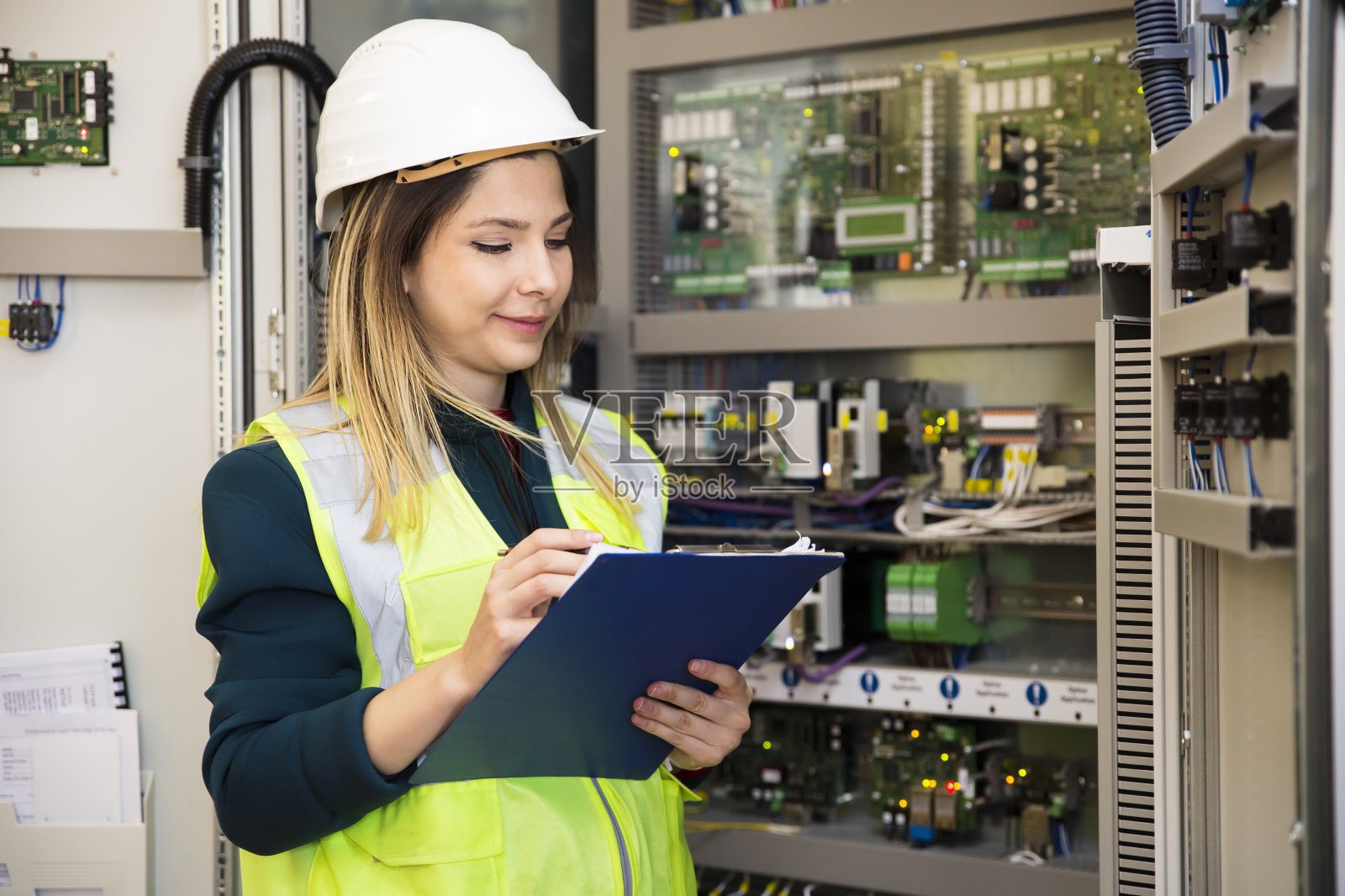 在能源控制室工作照片摄影图片