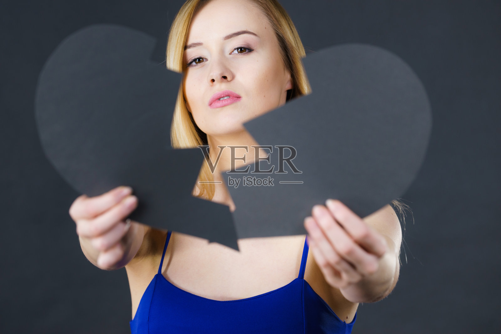 被破碎的心覆盖的年轻悲伤女子照片摄影图片