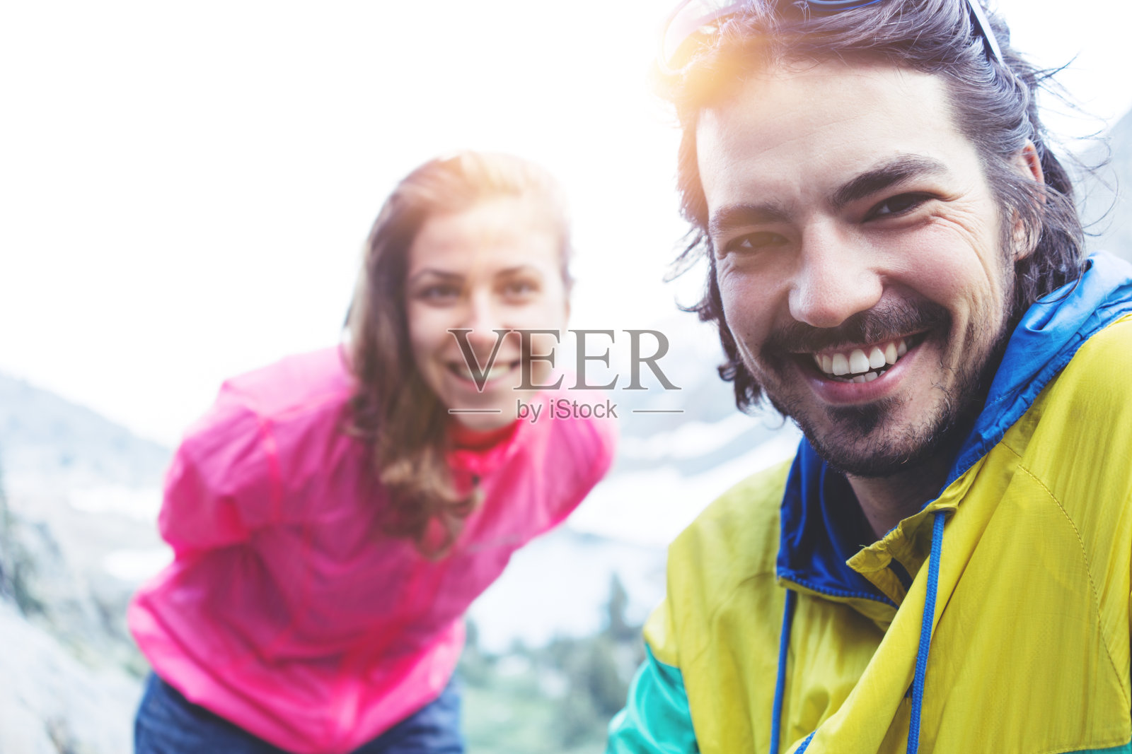 一对幸福的情侣在山里自拍照片摄影图片