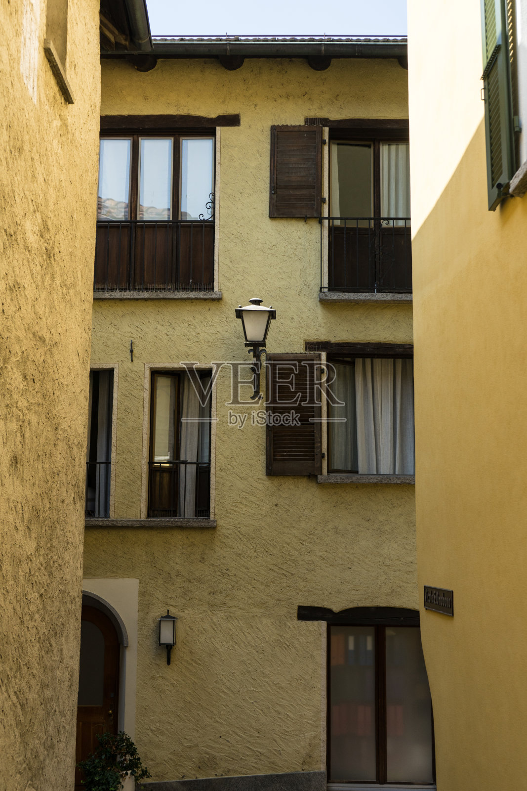 复古的黄色油漆房屋街景地中海建筑设计照片摄影图片