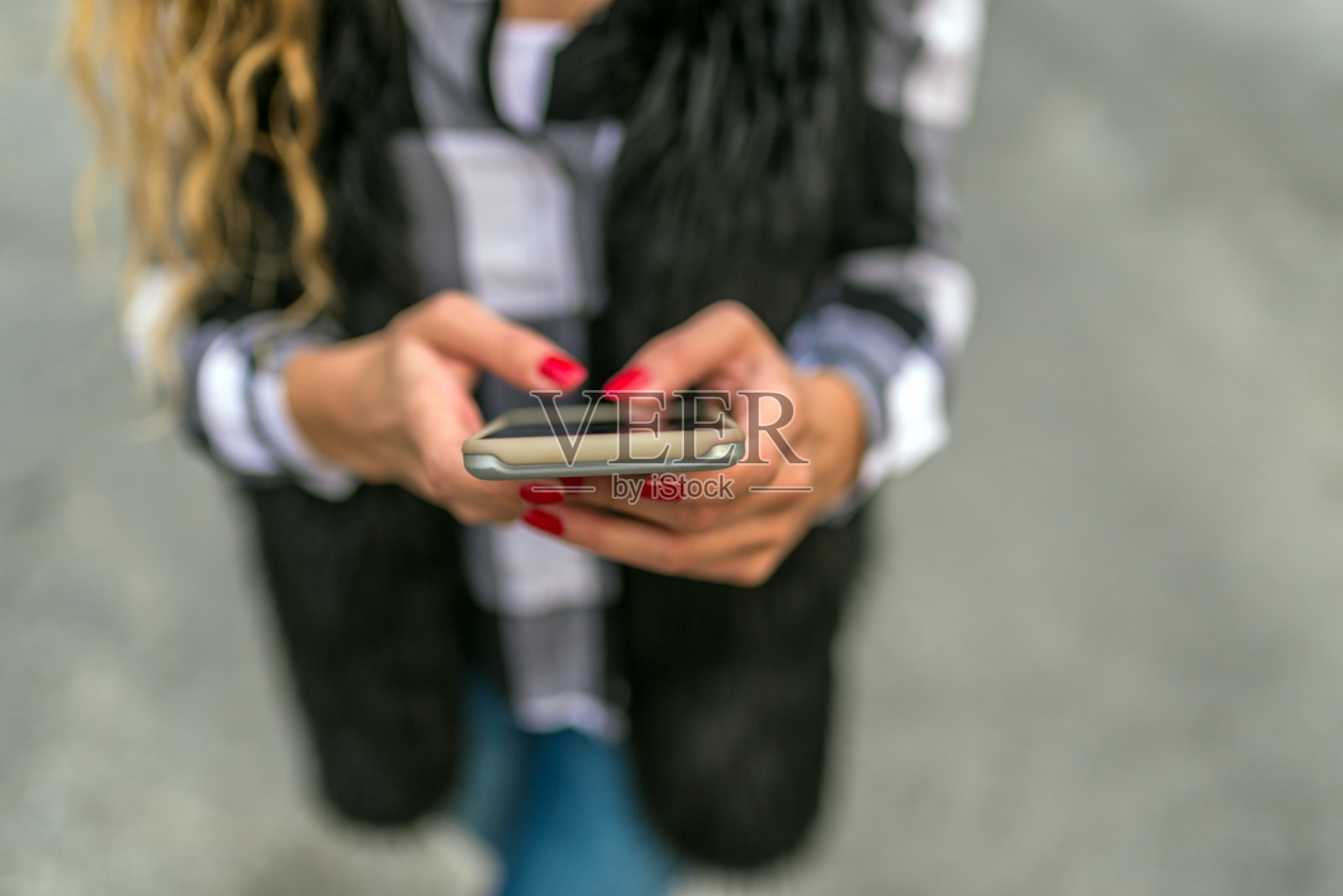 有魅力的年轻女子在街上发短信照片摄影图片