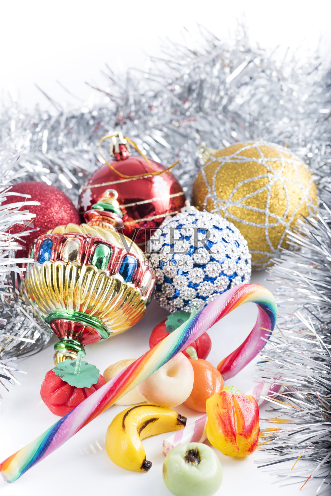 圣诞节时放在圣诞树下的糖果和圣诞装饰品照片摄影图片