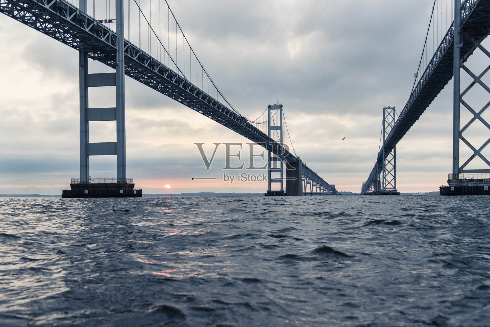 日出时的切萨皮克湾大桥照片摄影图片