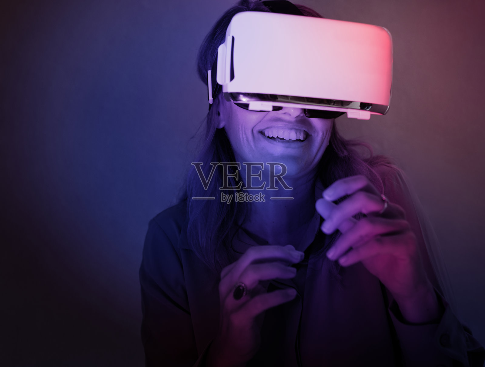 用虚拟现实设备娱乐的女人照片摄影图片
