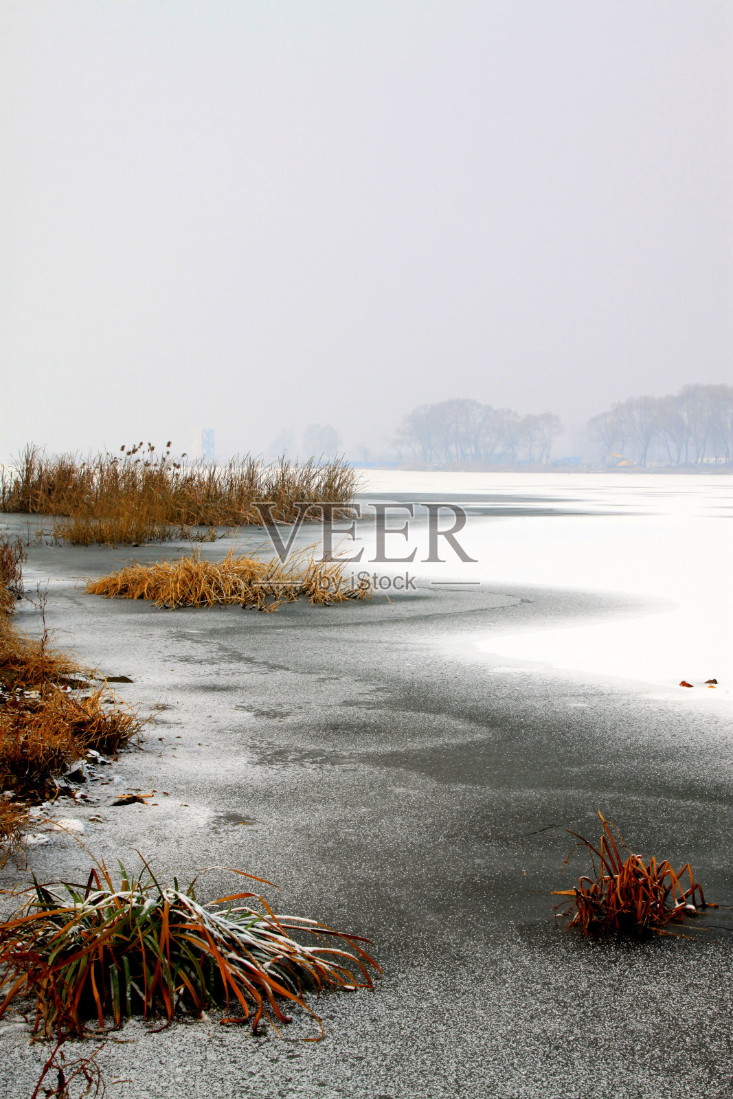 在中国的冬季，河边的自然景观是冰冻的照片摄影图片