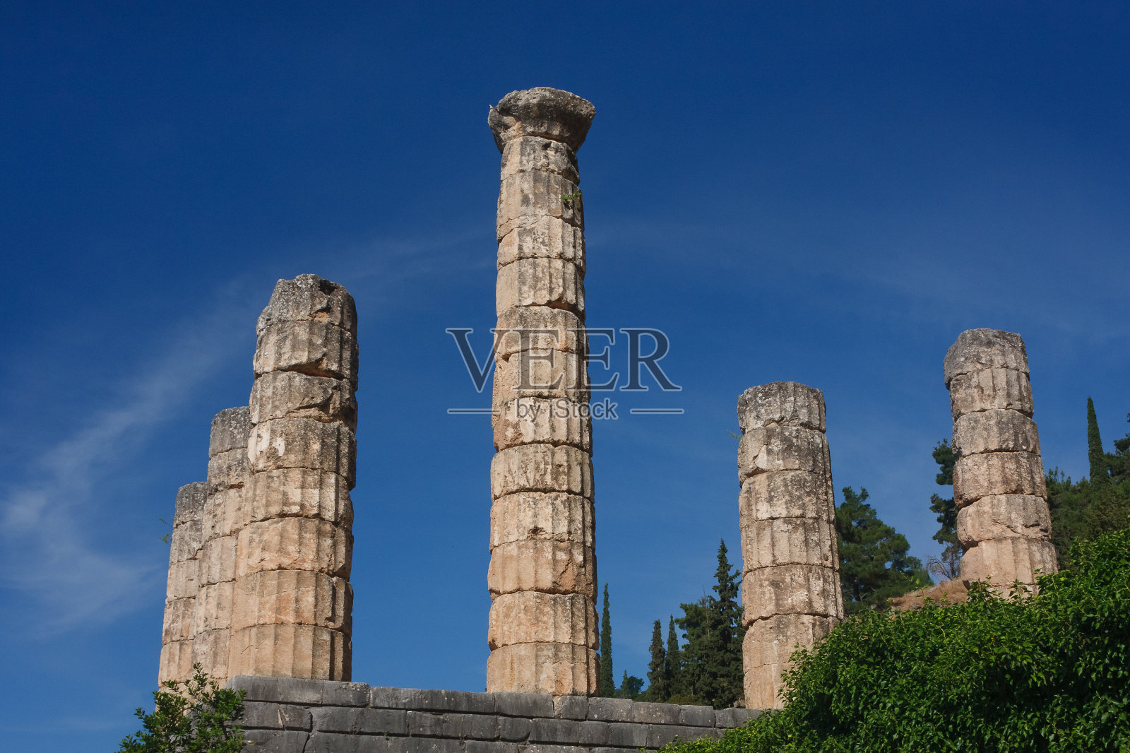 德尔福是希腊帕纳萨斯山西南支脉的一个考古遗址，也是一个现代城镇。照片摄影图片