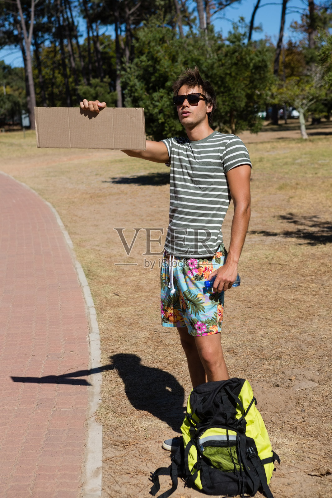 路边搭便车的男人照片摄影图片