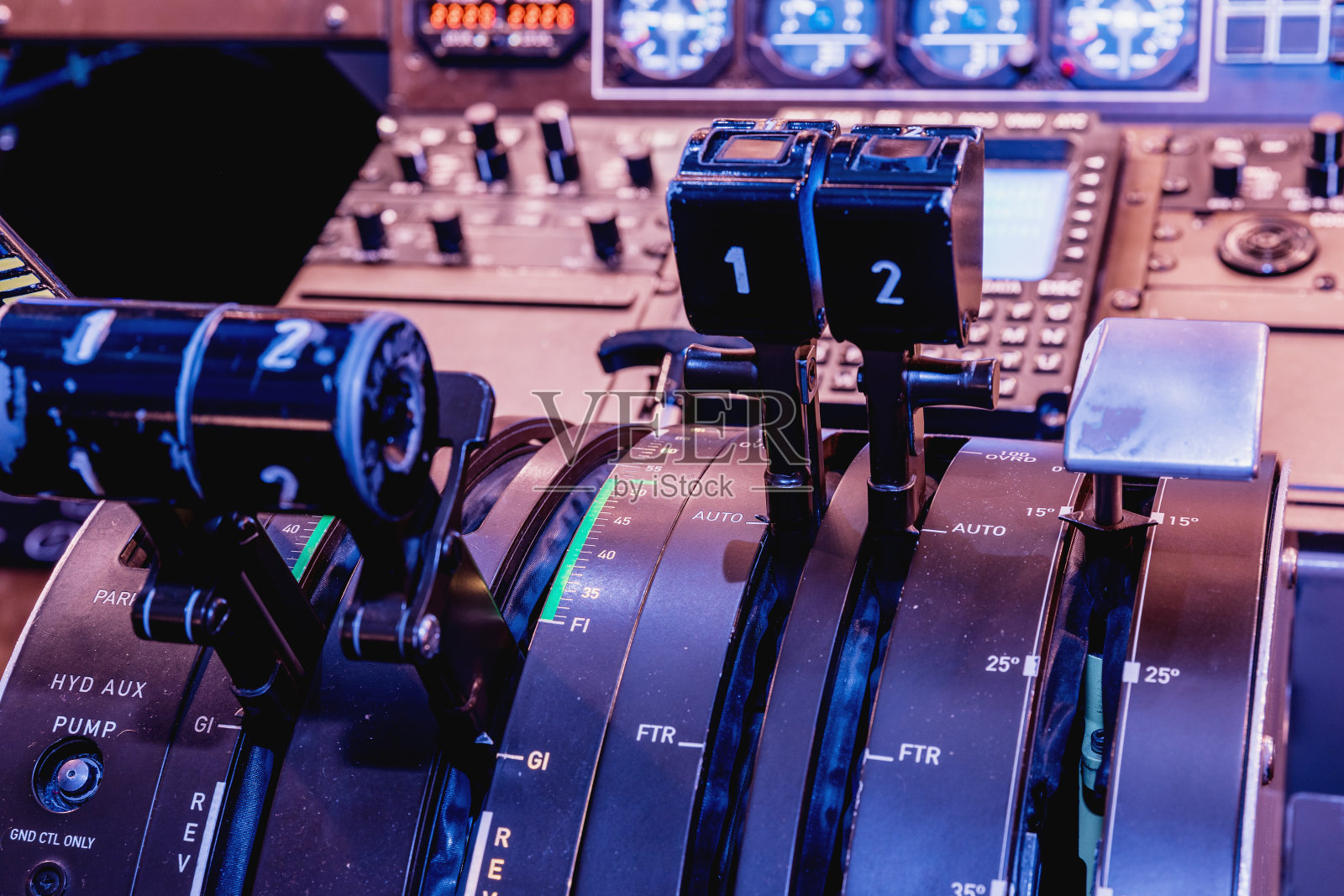 飞机驾驶舱中的发动机操纵杆。飞机的中央控制台和节流阀照片摄影图片