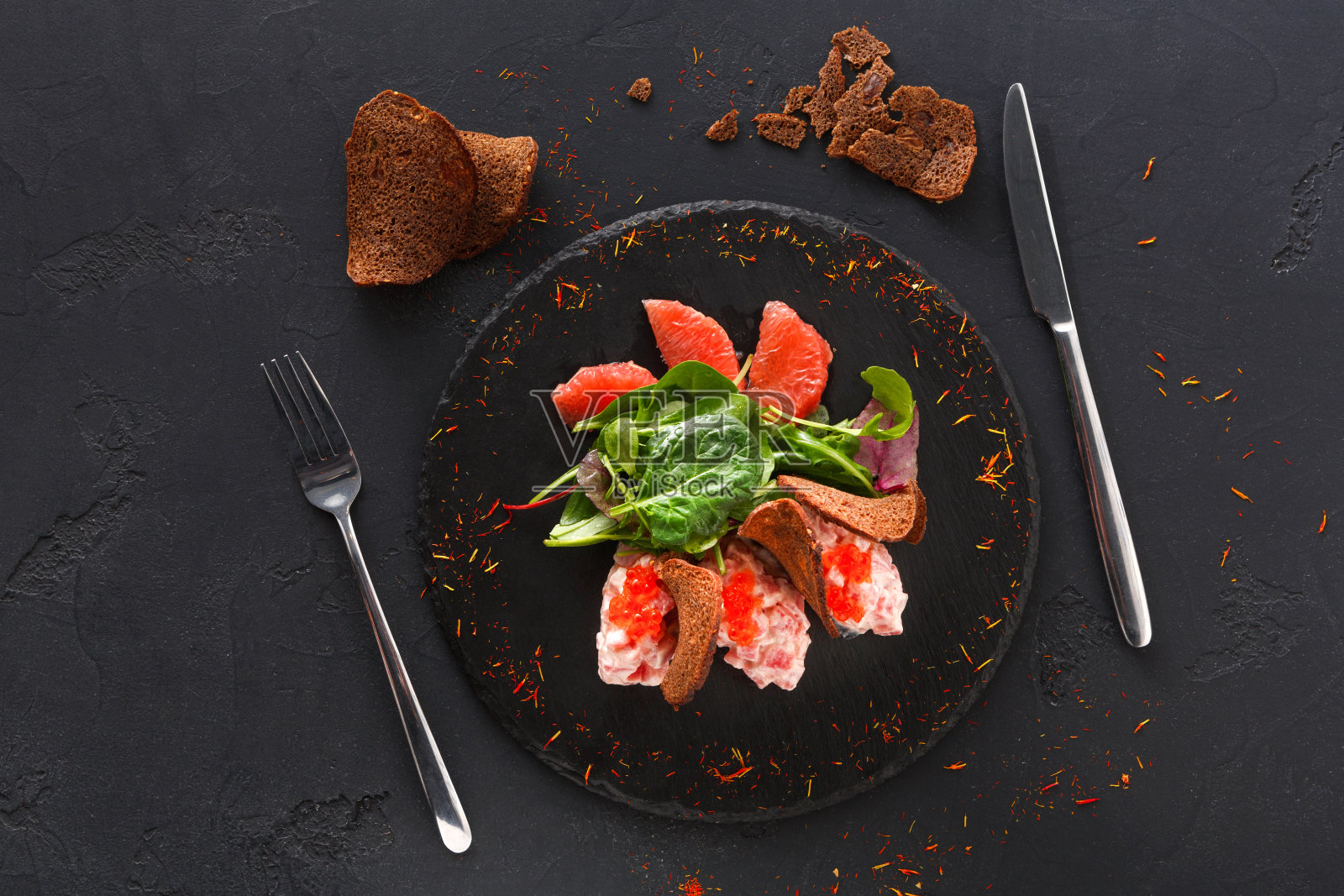 美食海鲜小吃上的黑色盘子俯视图照片摄影图片