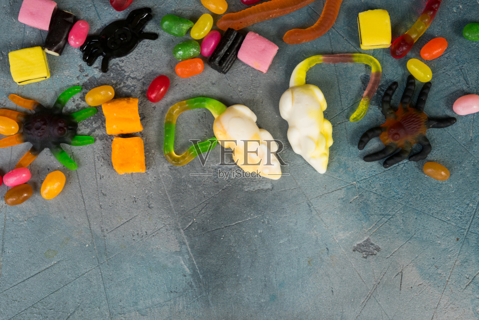 五颜六色的万圣节糖果在石头上照片摄影图片