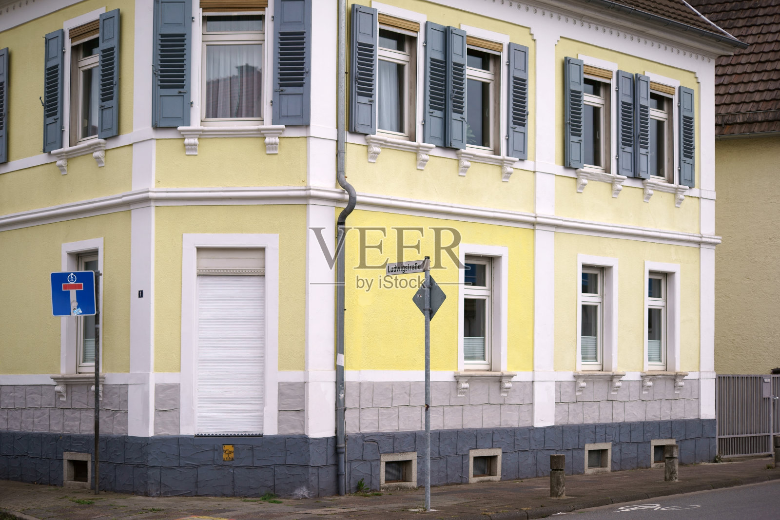 角落里的房子照片摄影图片