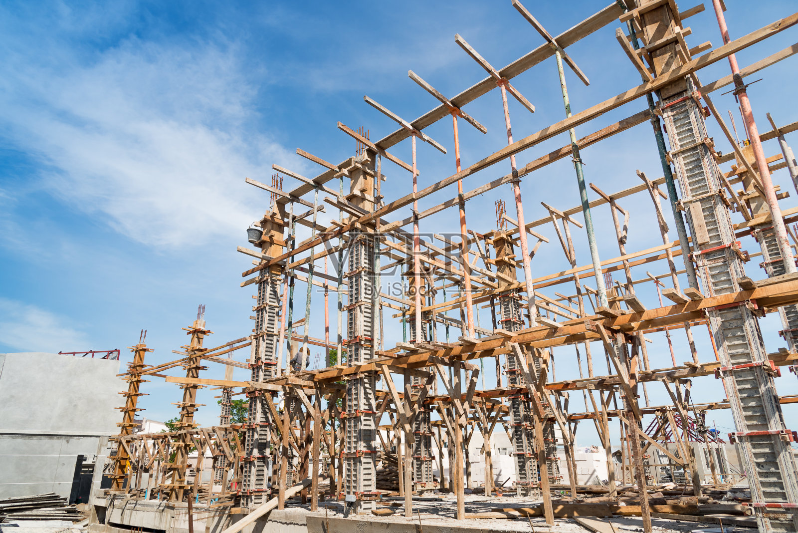 支撑梁结构的木框架。照片摄影图片