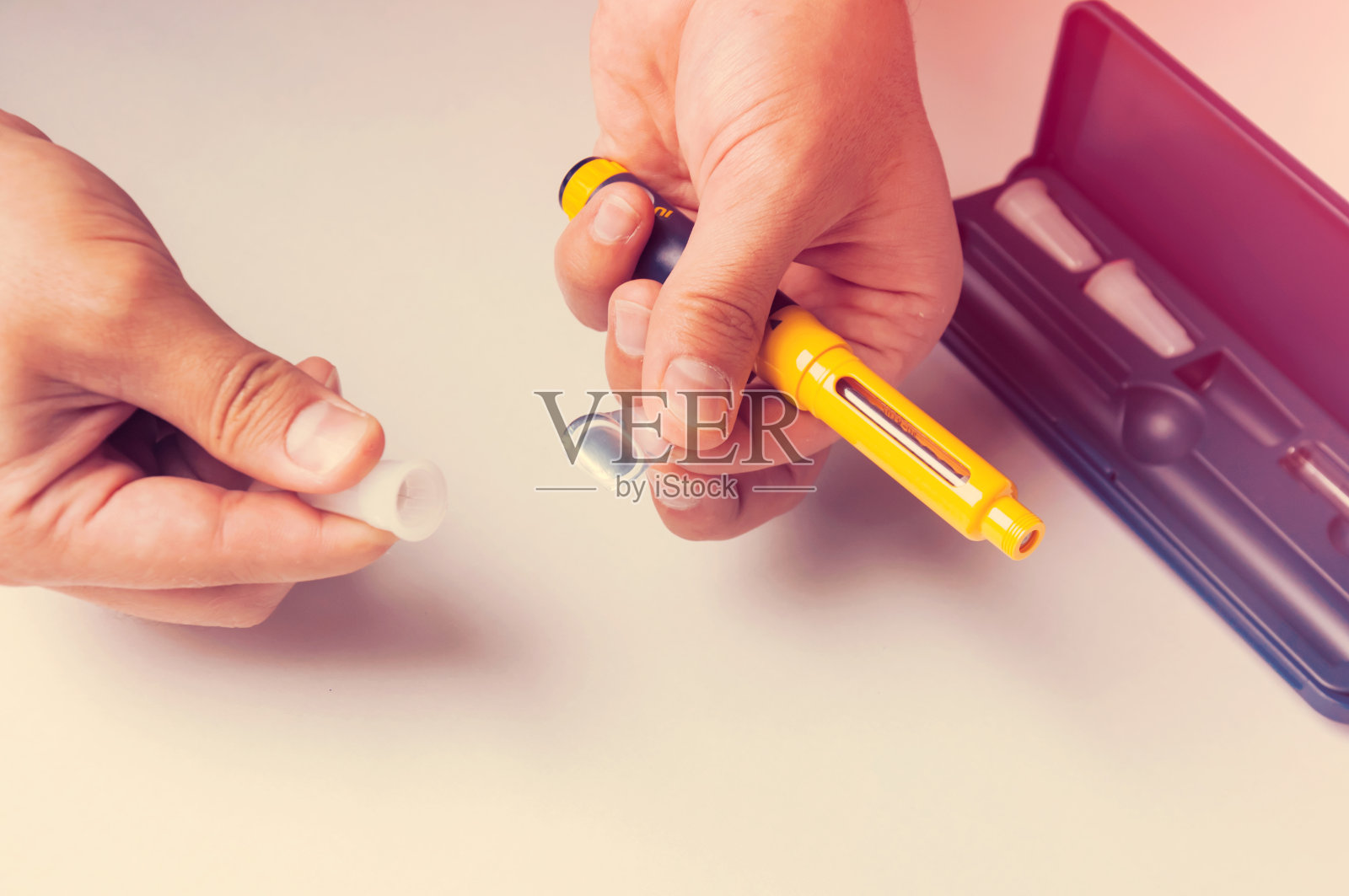 一名男子手持注射器皮下注射激素药物的体外受精协议(体外受精)。安瓿中的医疗产品。准备怀孕。帮助妻子照片摄影图片