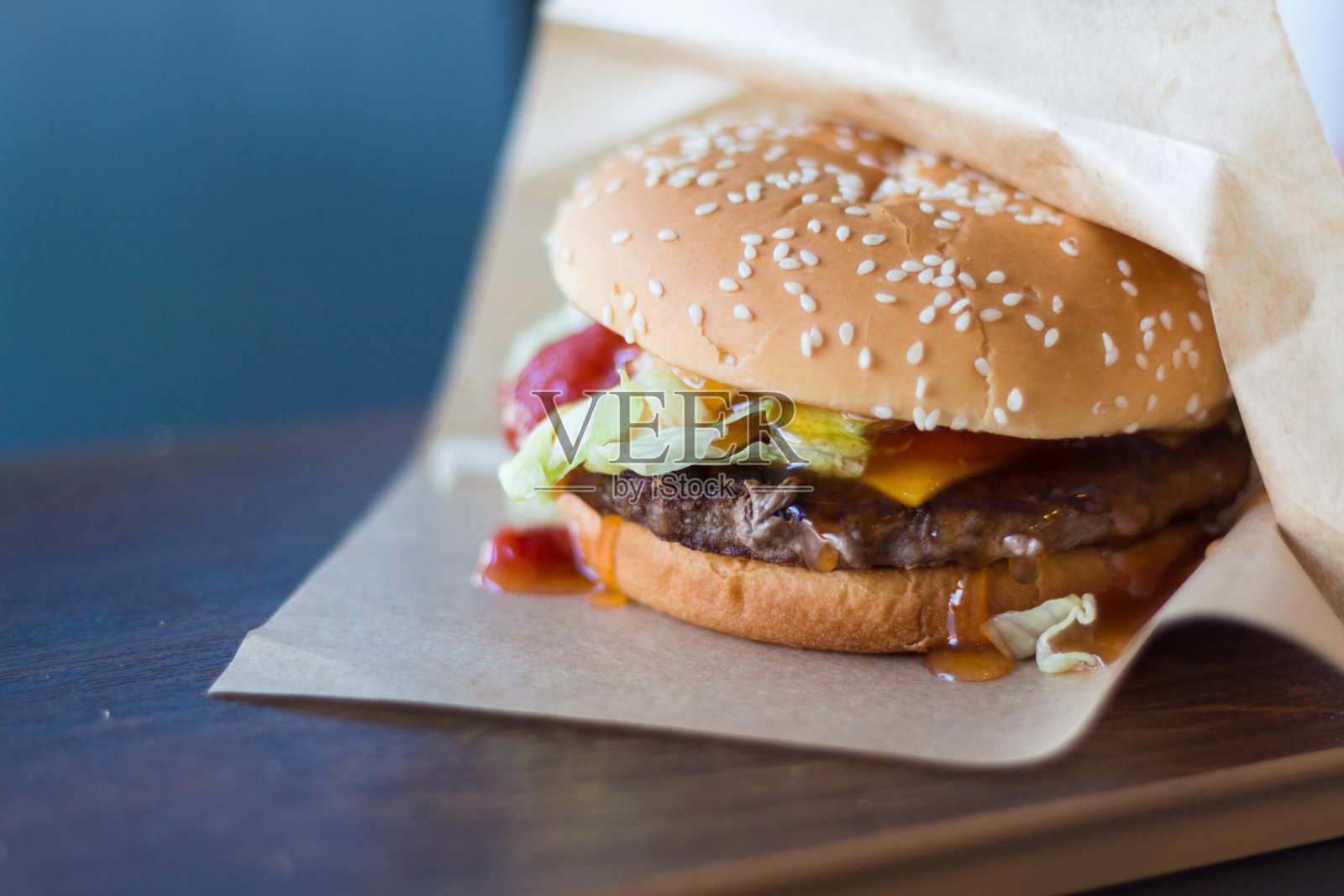 多汁的汉堡，桌上有牛肉和番茄酱照片摄影图片