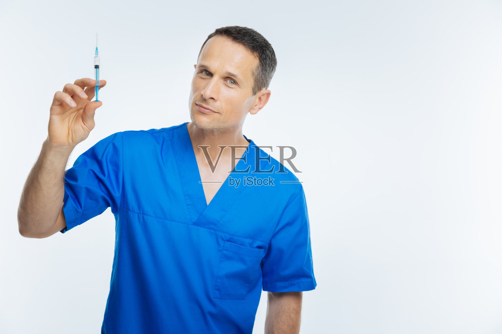 愉快的医疗专业摆姿势与注射器照片摄影图片