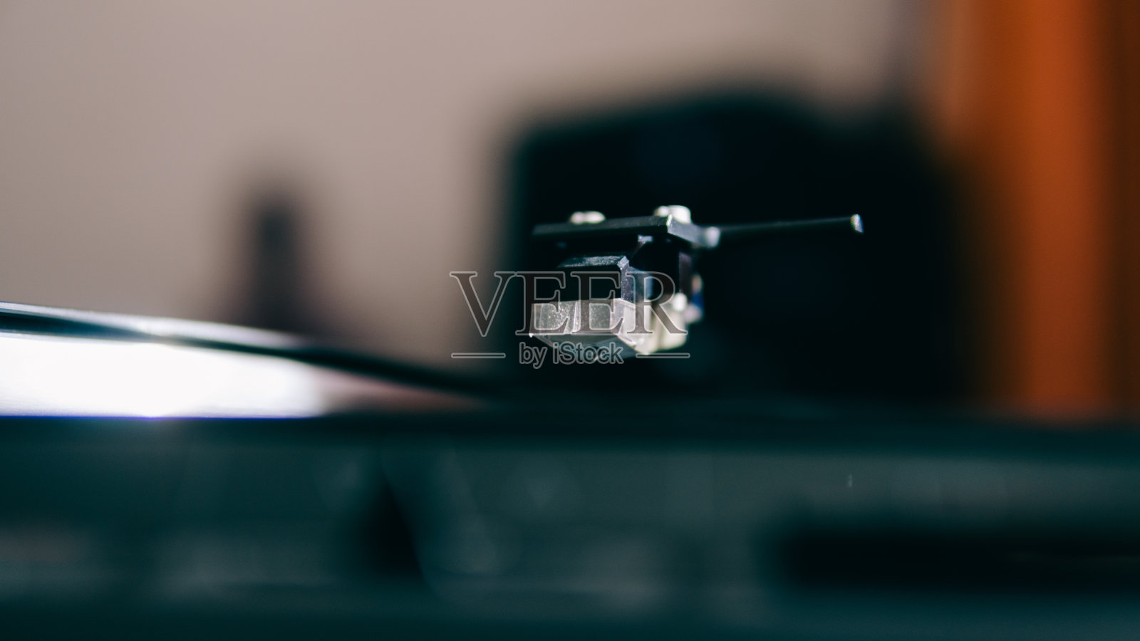 乙烯基播放器，同时播放乙烯基特写。发烧友的模拟声音照片摄影图片