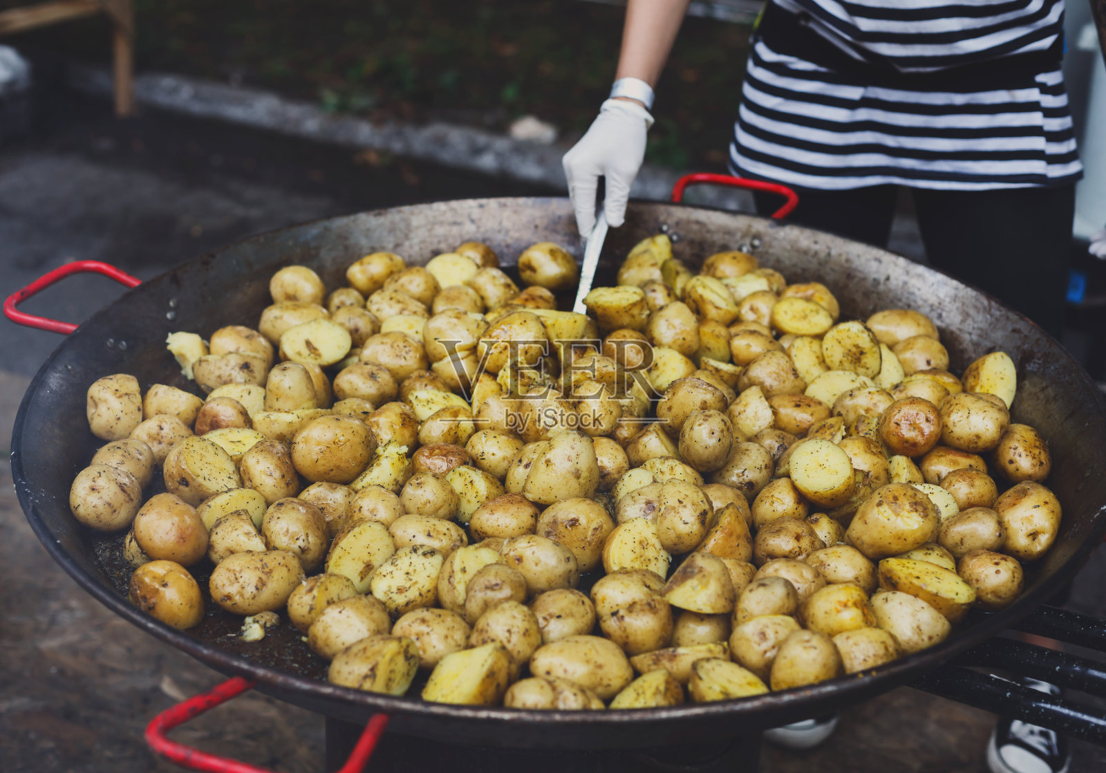 用铁锅煮熟的烤土豆照片摄影图片
