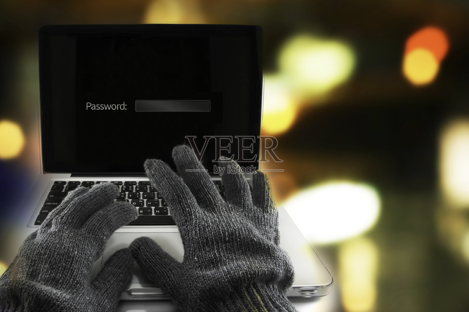 一名男子戴着手套黑客笔记本锁屏。照片摄影图片