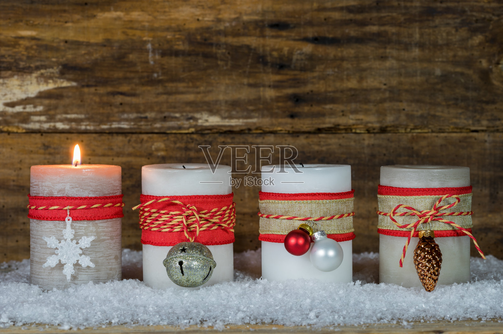 圣诞节装饰用燃烧的降临节蜡烛照片摄影图片