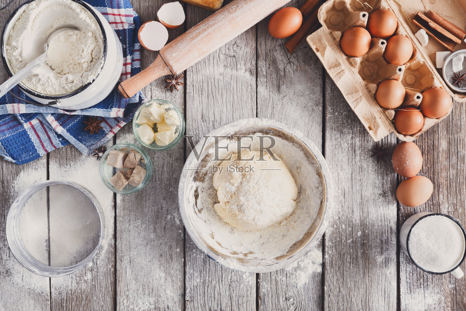 在乡村木材背景上制作面团俯视图照片摄影图片