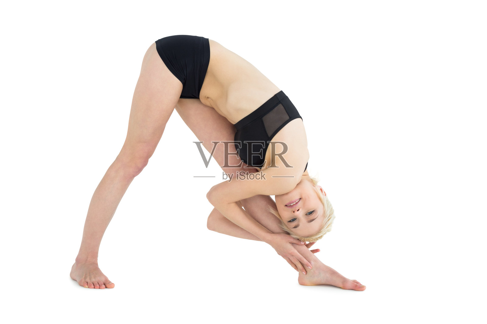 整个长度的运动妇女弯下她的腿照片摄影图片