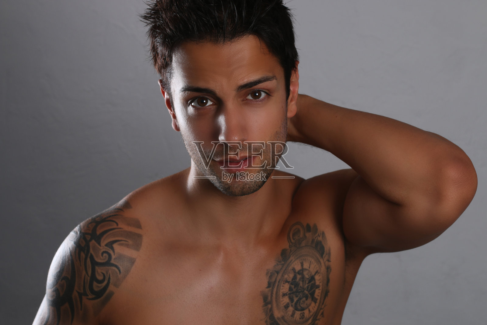 性感男人摆赤膊姿势照片摄影图片