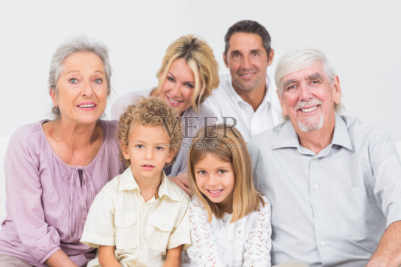 一家人坐在一起摆姿势照片摄影图片