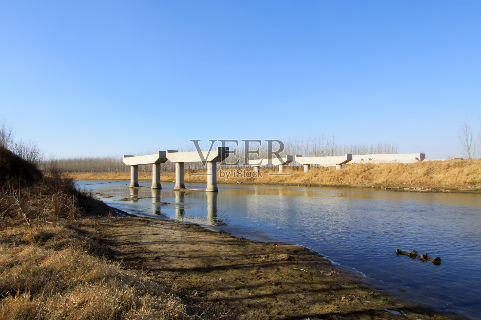 码头在河堤上施工，在冬季照片摄影图片